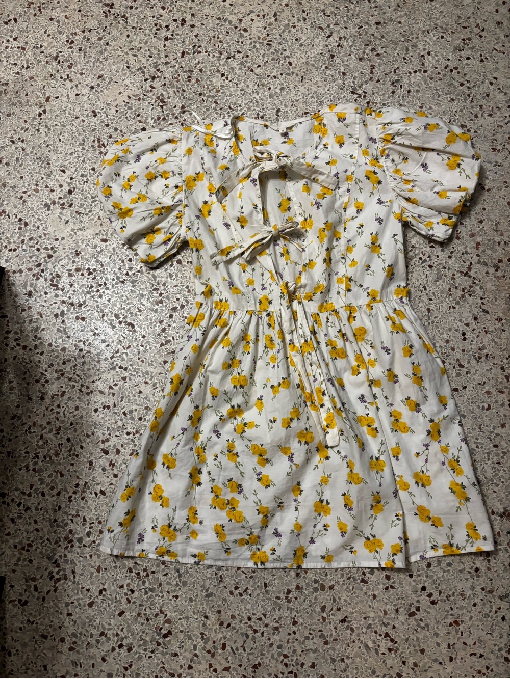 Sim & Sam White Floral Tie-Front Mini Dress with Puff Sleeves med